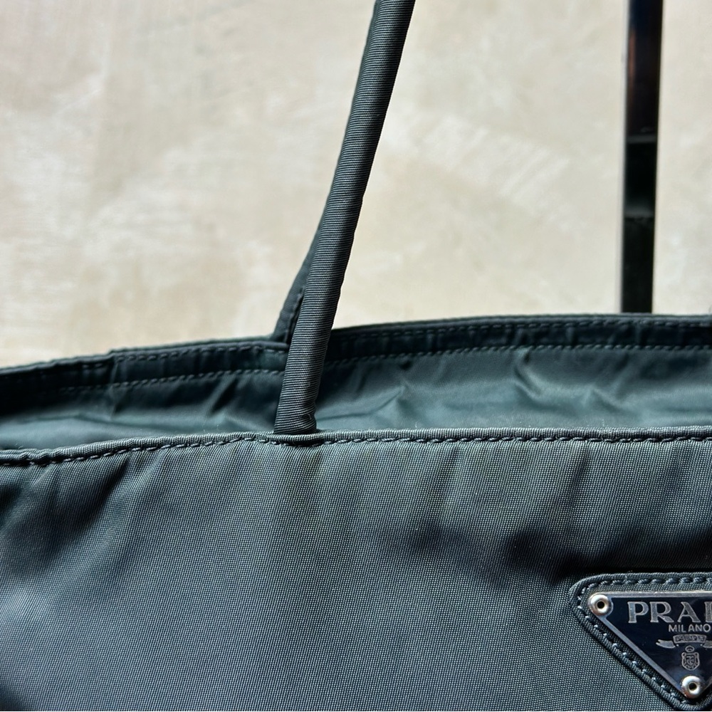 AUTHENTIC Prada tote/handbag. Color: Green. - Picture 6 of 16